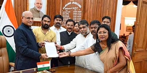 A UPA delegation led by Cong Rajya Sabha MP Dhiraj Sahu submits a memorandum to Jharkhand Guv amid political crisis and speculation of J'khand CM Hemant Soren's disqualification as an MLA. (Photo |PTI
