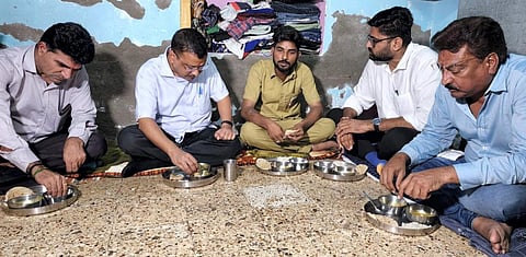 Delhi Chief Minister Arvind Kejriwal has dinner at the residence of auto rickshaw driver Vikram Dantani, in Ahmedabad, Monday, Sept. 12, 2022. (Photo | PTI)