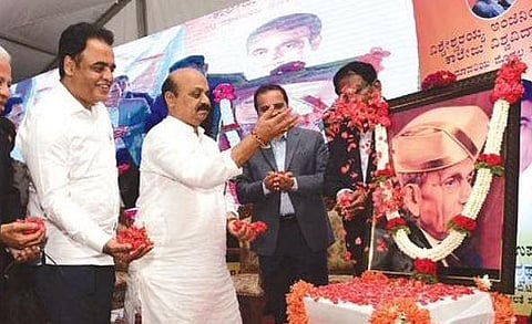 Chief Minister Basavaraj Bommai pays tribute to Sir M Visvesvaraya at UVCE in Bengaluru on Thursday