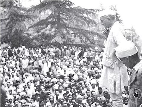 Jawaharlal Nehru addresses a gathering