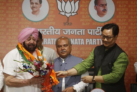 Capt Amarinder Singh joins the BJP in the presence of union ministers Narender Singh Tomar (L) and Kiran Rijiju (R) at BJP headquarters in New Delhi. (Photo | Shekhar Yadav, EPS)