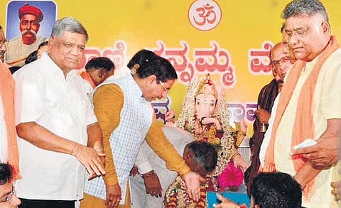 The banner with photos of Bal Gangadhar Tilak and VD Savarkar before it was removed, at the Ganesha pandal at Idgah Maidan in Hubballi I D Hemanth