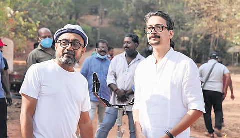 Director Ratheesh (L) with editor Manoj Kannoth on the set of Nna, Thaan Case  Kodu