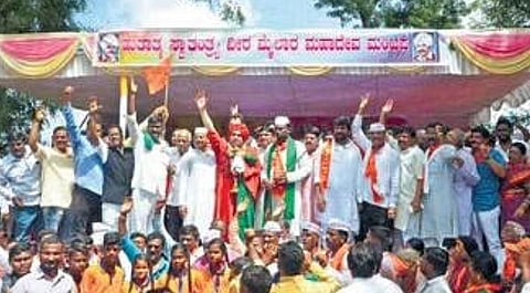 People led by Basavajaya Mrityunjaya Swami protest outside CM Bommai’s Shiggaon residence on Tuesday