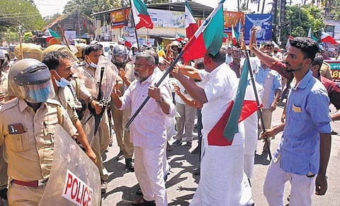 Police and PFI workers engaged in a verbal duel after the latter blocked a road at Enchakkal in Thiruvananthapuram in protest against the arrest of the party leaders and raids | BP Deepu