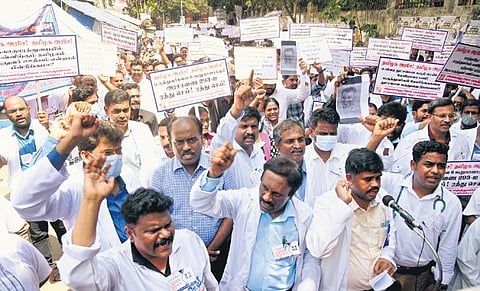 Around 500 government doctors stage a protest over long-pending demands near Chennai Collectorate on Sunday |  R Satish Babu
