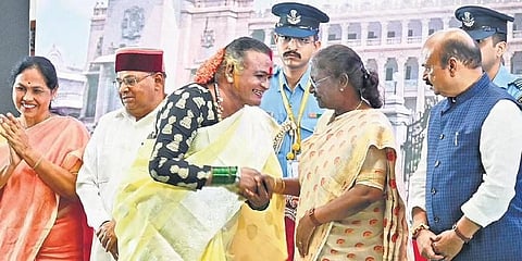 Janapada Academy Chairperson Jogati Manjamma greets President Droupadi Murmu | Shashidhar Byrappa