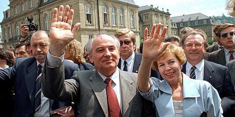 Soviet President Mikhail S. Gorbachev (l) and his wife Raisa wave to well wishers when strolling through market place in downtown Stuttgart, Wednesday, June 14, 1989. (Photo | AP)