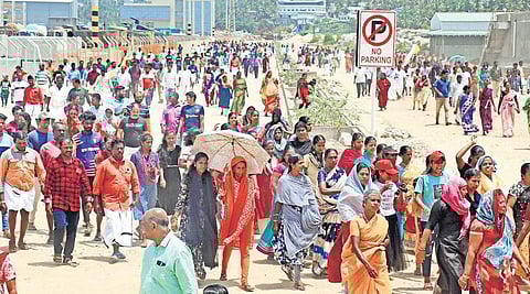 Fishermen, who are protesting under the leadership of Latin Archdiocese, marching towards the Vizhinjam port demanding to stop its construction.| Express