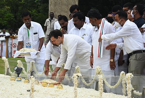 Congress leader Rahul Gandhi paid floral tribute to his late father Rajiv Gandhi in Sriperumbudur where the former prime minister breathed last. (Photo | Ashwin Prasath, EPS)