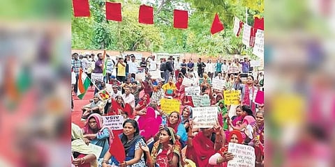 Protestors hold placards and raise slogans demanding removal of Bulldozer Raj and seek proper settlements after being forcefully evicted. (Photo | Express)