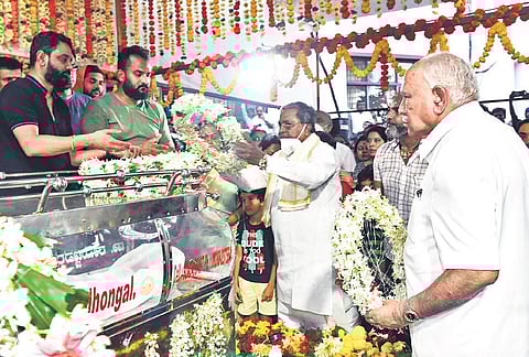 Former chief ministers BS Yediyurappa and Siddaramaiah lay wreaths on the mortal remains of minister Umesh Katti in Bellad Bagewadi on Wednesday