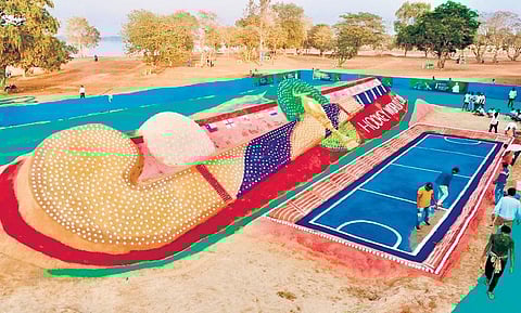 Sudarsan Pattnaik builds world’s largest hockey stick