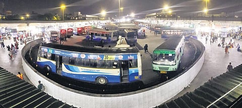 Koyambedu bus terminus witnessed moderate rush with 70%-80% bus occupancy on Thursday | Ashwin Prasath