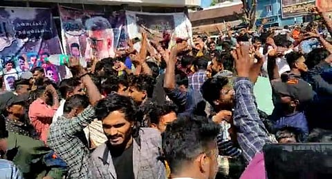 TN fans enter Kerala for Ajith, Vijay flicks
