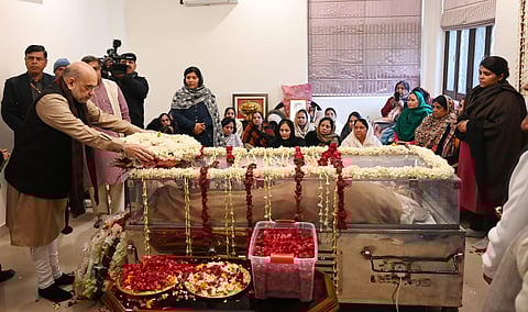 Union Home Minister Amit Shah  paying his last respect to the mortal remains of Sharad Yadav in New Delhi on Friday.  (Photo | Shekhar Yadav Express)