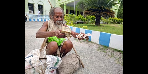 A visually impaired destitute man with banned currency notes in Krishnagiri, Oct 18, 2021. (File Photo | Express)