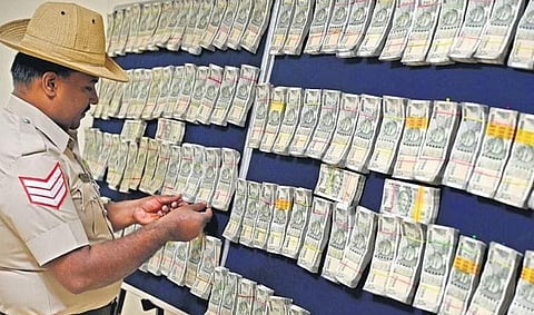 Police put on display Rs 72 lakh recovered in cash at the city police Commissioner’s office in Bengaluru on Friday | Nagaraja Gadekal