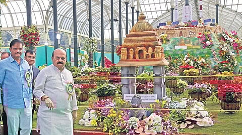 Basavaraj Bommai and Munirathna after inaugurating the R-Day Flower Show, at Lalbagh on Friday. The theme for this year’s show is Bengaluru’s History | Shashidhar Byrappa