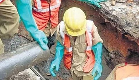 BWSSB personnel working on the sinkhole in Ittamadu | Express