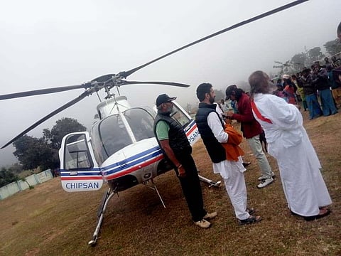 Chopper carrying Sri Sri Ravi Shankar makes emergency landing in Erode village