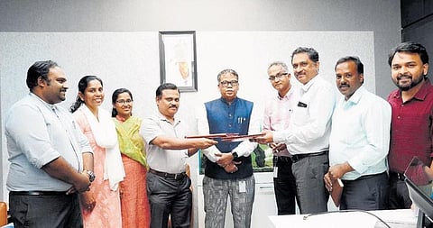 Officials of GCDA and KMRL exchanging the memorandum of understanding to develop and beautify Kaloor-Kadavanthra Road