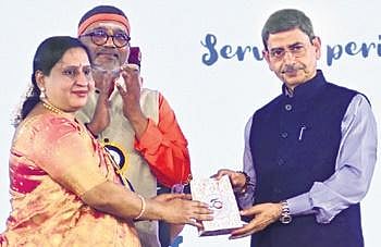 Governor RN Ravi felicitates Chinmaya  Vidyalaya Senior Secondary School principal P Vijayalakshmi | Ashwin Prasath