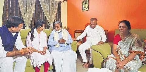 Congress leaders Randeep Singh Surjewala, Siddaramaiah and Ramalinga Reddy  meet the wife and mother of businessman Pradeep S in Bengaluru on Tuesda