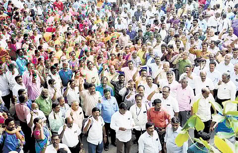 Members and of JACTO- GEO staging a demonstration, urging the state government to revise their dearness allowances at Rippon building on Thursday| Ashwin Prasath
