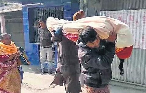 Jaikrishna Dewan and his son with body of Lakhhirani