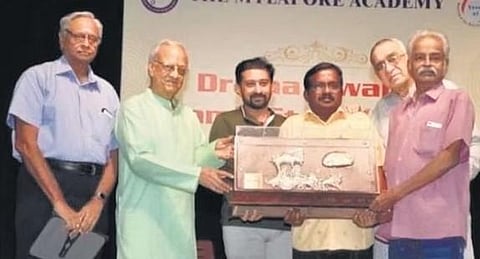 Through word of mouth, Mani was sought after by members of Integral Coach Factory drama troupe to pen scripts for their monthly plays at Kambar Arangam.