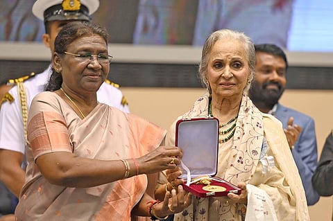 President Droupadi Murmu presents the Dadasaheb Phalke Lifetime Achievement Award to Actor Waheeda Rehman during the 69th National Film Awards. (Photo | Shekhar Yadav)