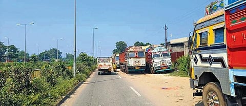 Heavy vehicles illegally parked on the service roads of NH-53 | EXPRESS