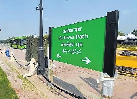 Anti-Mosquito Breeding Spray Machine was also used to curb the mosquito breeding at all the water channels and the big fountains at Kartvya Path to Vijay Chowk.