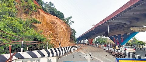 Debris sliding down Indrakeeladri hill near flyover in Vijayawada I Express