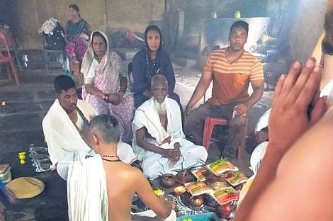 Members of the Muslim family perform Hindu rituals for their ancestors at Gokarna recently | Express