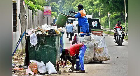 Sanitary workers collecting garbage in Ambattur. (Photo | P Ravikumar)
