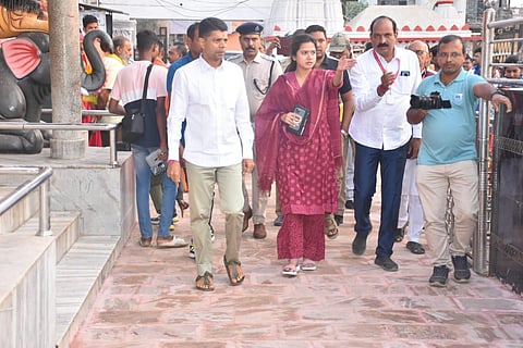 5T chairman VK Pandian at Maa Samaleswari temple on Thursday. (Photo | Express)