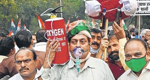 Congress workers protesting against the BJP and AAP governments for their failure to control the severe air pollution in Delhi on Thursday. (Photo | Shekhar yadav, EPS)