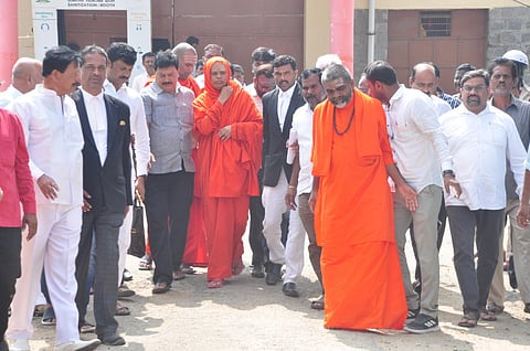 Murugha Mutt pontiff Dr Shivamurthy Murugha Sharanaru being received by the public after his release from Chitradurga district jail on Thursday. (Photo | Express)