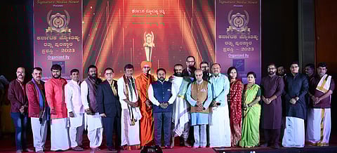 Renowned astrologer SK Jain and MLC TA Sharavana with astrologers at the Karnataka Jyotisha Ratna Puraskar Award 2023 in Bengaluru on Friday. (Photo | Nagaraja Gadekal)
