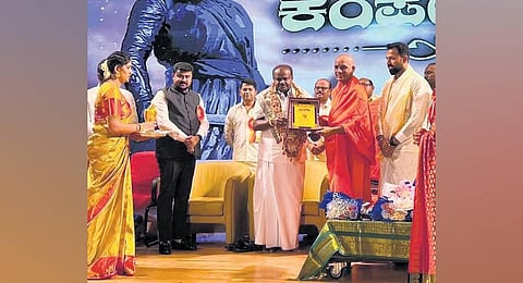 Former CM HD Kumaraswamy and Adichunchanagiri Mutt pontiff Sri Nirmalanandanatha Swami at an event in Dubai on Wednesday | Express