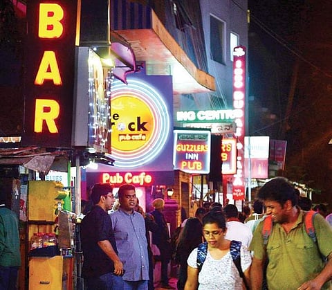 Trial by media: TV channels ‘raid’ pub in Chennai; cameramen chased women while journalists sermonized