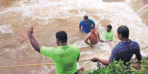 Rapid Rescue Force members search for the missing child in the stream near Edappadi on Pala-Erattupetta road | Express