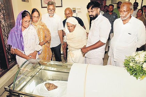 The three sisters of Justice Fathima Beevi paying their last respects at her residence in Pathanamthitta on Thursday | SHAJI VETTIPURAM