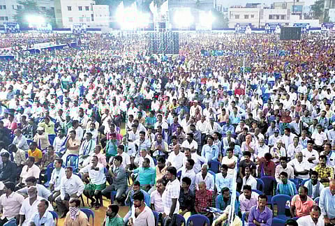 A huge number of people participated in the YSRC’s bus yatra at Tuni | Express