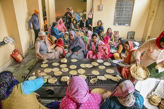 Women prepare rotis for 'langar' on Guru Nanak Jayanti, in Bikaner. (Photo | PTI)