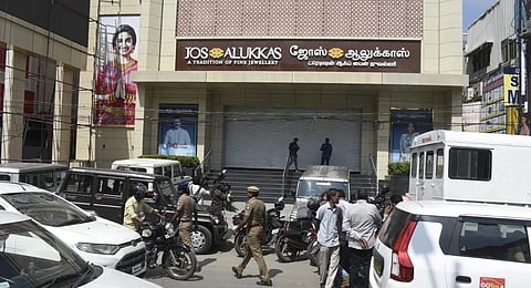 Coimbatore city police at the spot investigating. (Photo | S Senbagapandiyan, EPS)