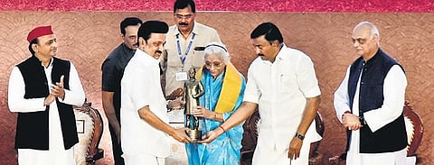 CM M K Stalin gives V P Singh’s wife Sita Kumari the statue’s replica. (Photo | P ravikumar)