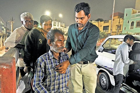 A doctor checks a patient (Bottom) and another prescribes medicines in a mobile clinic stationed at Dabeerpura flyover | Vinay Madapu